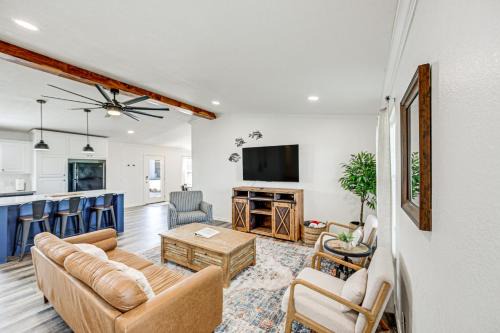Van House | Van Vacation Retreat w/Private 300-Acre Lake!