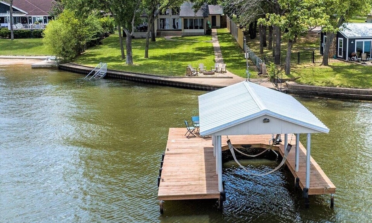 Tool House | Waterfront 1 level house w/108' of Unobstructed Views,HUGE Yard and double dock