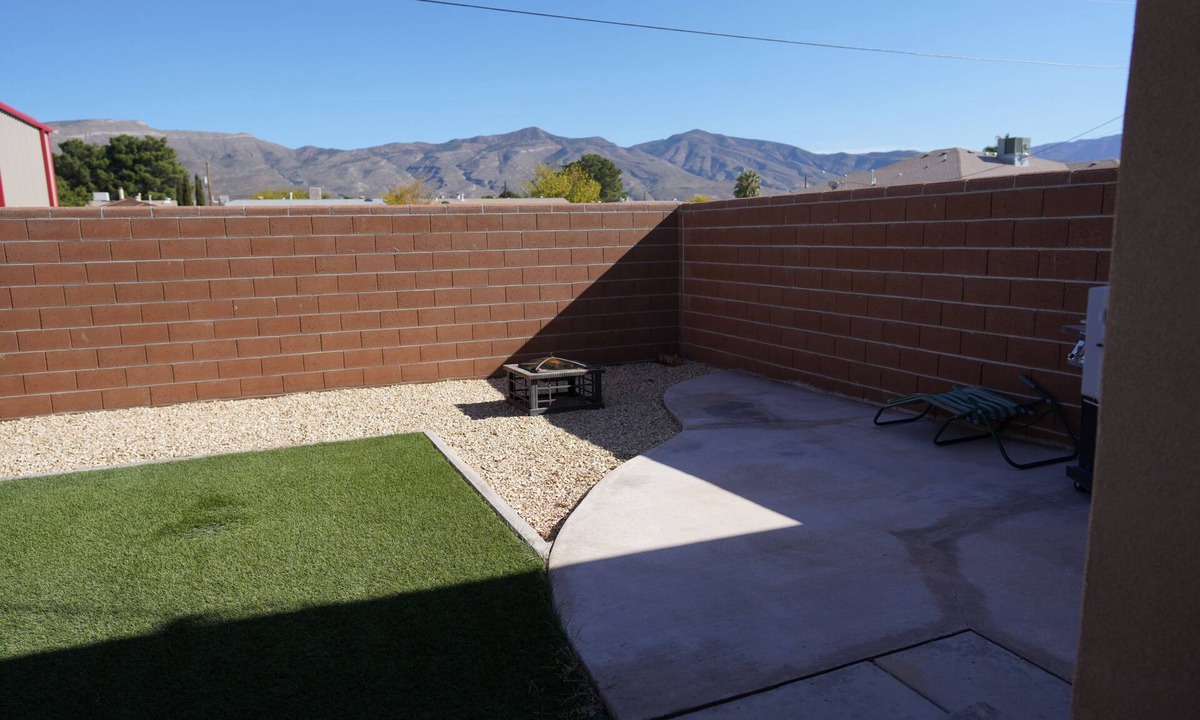 Alamogordo House | We offer discounted rates for Holloman AFB TDY/other 6 month or more tenants.