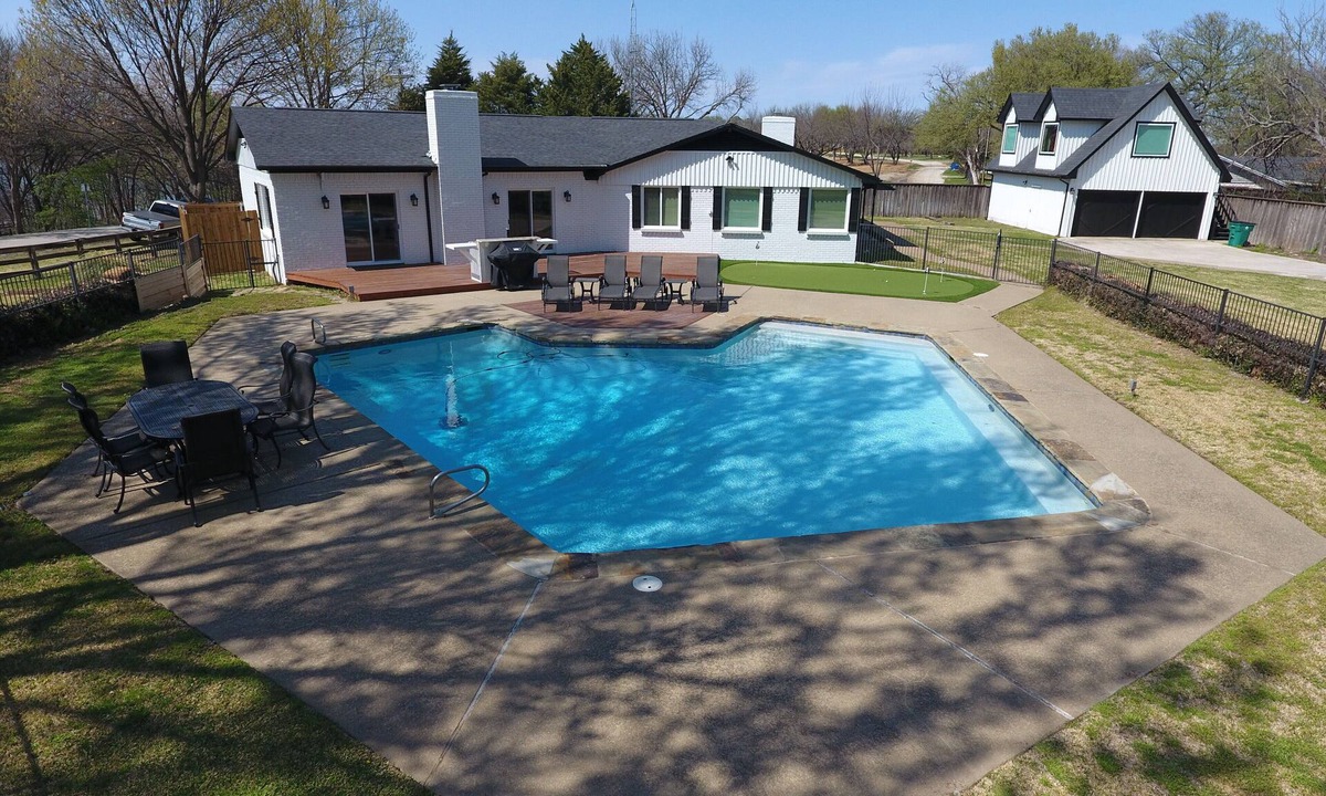 Little Elm House | Wedding Stays & Large Family Retreat - Huge Pool Near Lake Lewisville