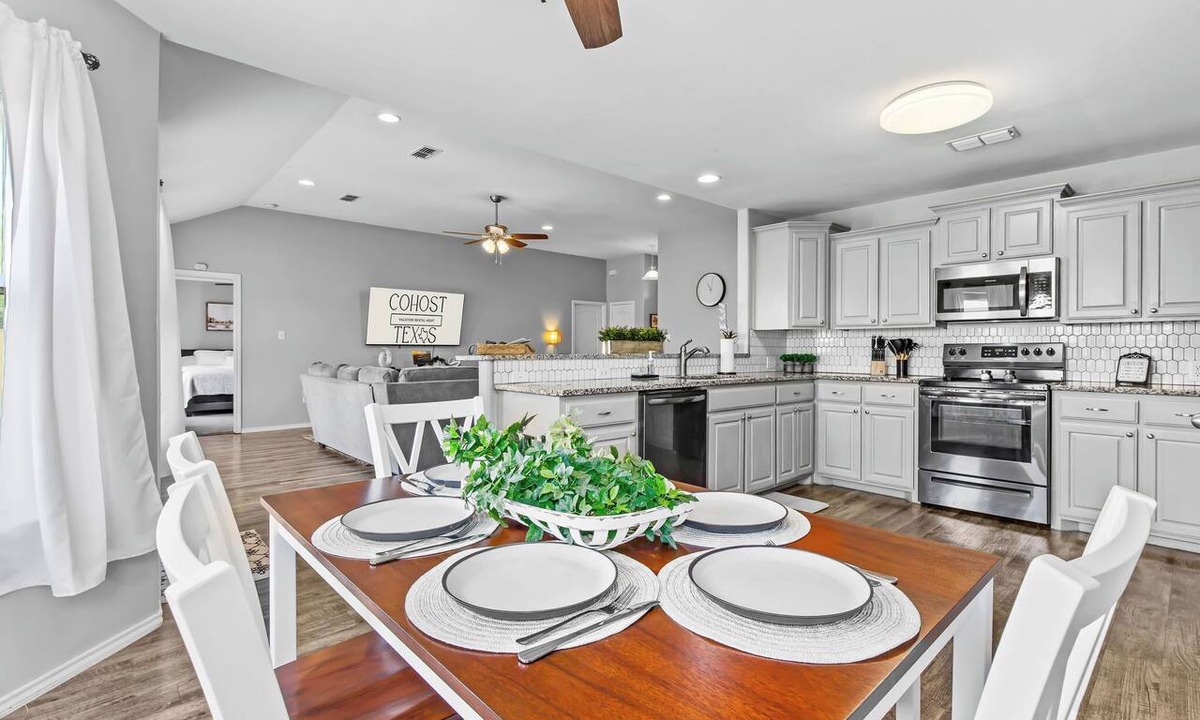 Abilene House | Weekday Summer Deals ~ Near Dyess ~Pets OK~ Sleeps 8 ~ 5 Stars ~Spacious ~ Clean