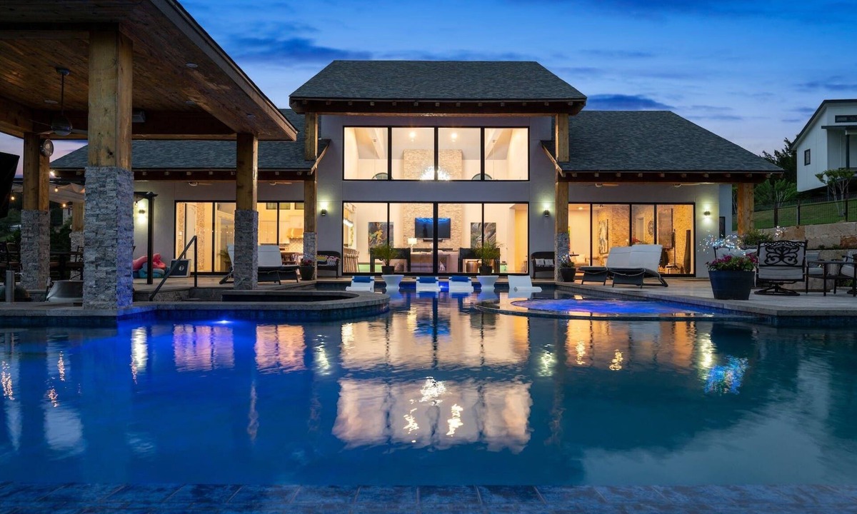 Lakeway House | Welcome to Little La Jolla Resort, a luxury destination for special occasions.