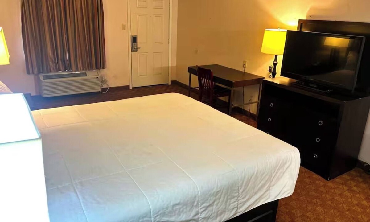 Whitesboro Hotel | Well-Located King Bed Close to Lake Texoma Adventures - Located along US Hwy 82