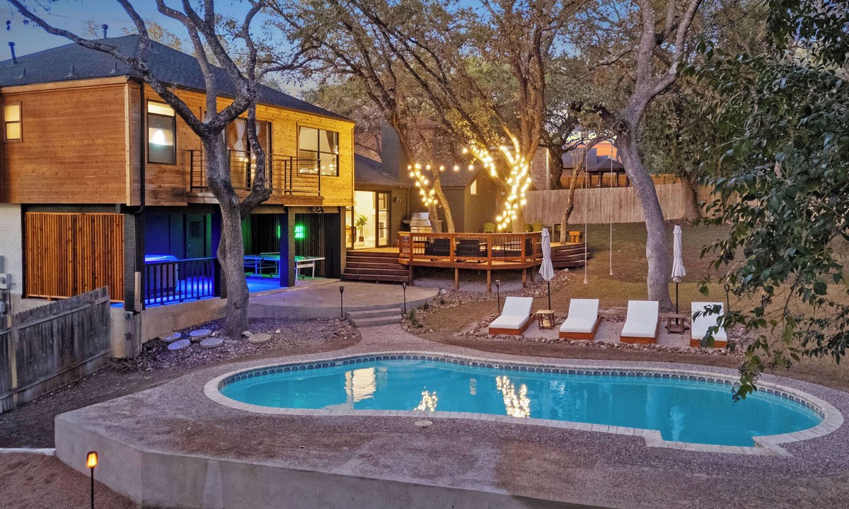 Wetmore House | White Lotus - Entertainers dream! Pool, Hot tub, Game room, Mini golf!