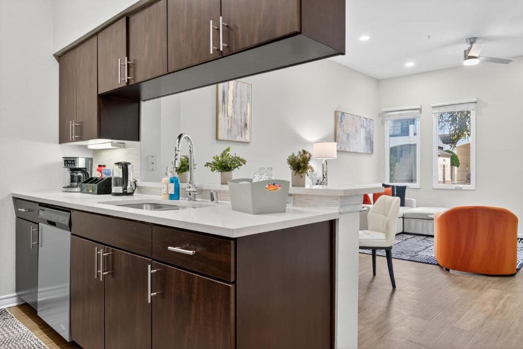 Cityplace Apartment | Worldcup Ready Beautifully Furnished One Bedroom Apartment in the Heart of West Village Dallas with Pool and Free Parking