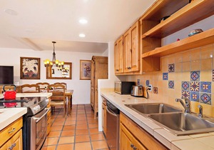 Fort Marcy 23 | Walk to Plaza | Kiva Fireplace | Full Kitchen | Hot Tub | Pool | 2 Levels