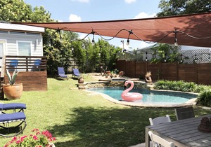 Fun Hip Home + Guesthouse in Austin's SoCo! Perfect For ACL/SXSW! POOL & HOT TUB