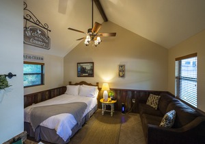 Pet Friendly Cabin 4 - 15 Minutes from Magnolia and Baylor in Waco