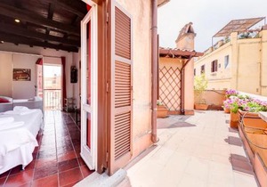 Romantic house with terrace in Rome