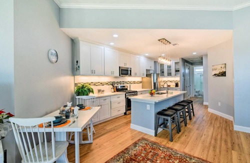 Jamaica Beach House | 1/2 Mi to Jamaica Beach: Family Gem w/Pool Access