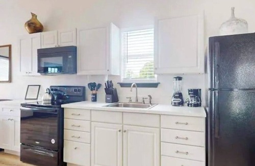 Barrett House | 1-Acre Waterfront Estate: Private Pool, Fishing & Guest House, soccer+volleyball