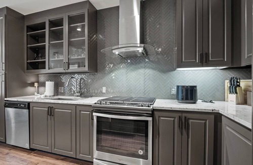 Uptown Apartment | 1 Lux BR , High Rise , Entire Apartment