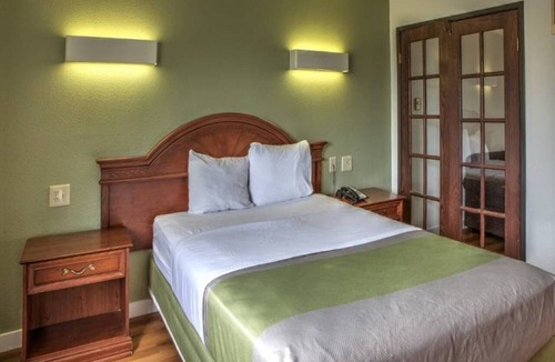 Dallas Apartment | 1 Queen Bed|Suite,Smk,Sofa-Bed