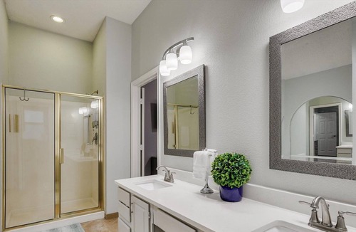 Grapevine House | 10 min from DFW Airport in Grapevine! 30+ Day Stays