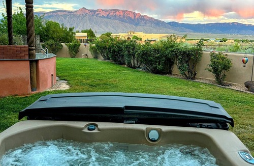 Corrales House | 10 Min To Albuquerque Balloon Park ~ Corrales Oasis ~ Hot Tub ~ Amazing Views!