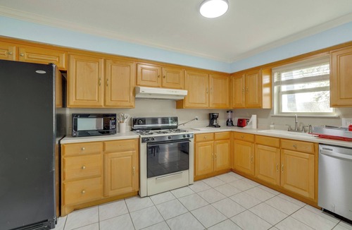 Irving House | 11 Mi to Dtwn Dallas: Charming Home w/Deck & Yard