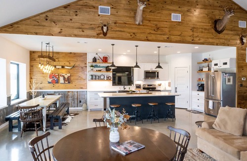 Fayetteville House | 12 minutes to Antique Shopping near Warrenton, & Round Top TX.