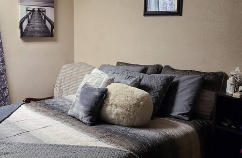 Hurst House | 15 mins to DFW airport! 1bedroom private yard