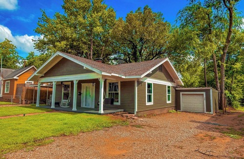 Paris House | 1700ft Gamers Nest 3 Bedroom 2 Bath 2 Kings 2 Queens and a Full! Bomb Backyard!