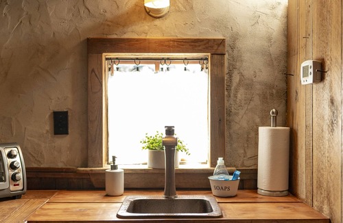 Fredericksburg Cabin | 1800's Cabin W/Farm Cats! Hot Tub/Close to Downtown! Cactus- Voted Most Romantic