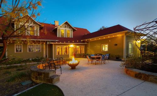 Comfort House | 1906 Estate 21 Guests Pool Hot Tub Main House 2 Cabins