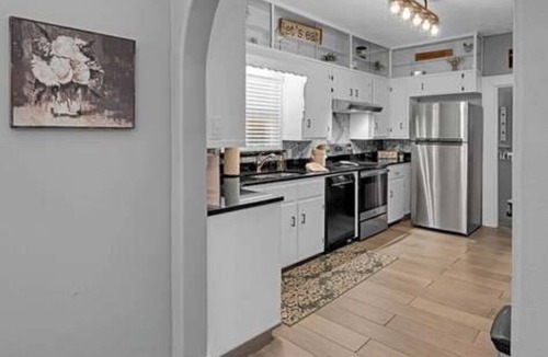 Brookview House | 1925 Waco Charmer! Under 10 min. to Baylor, Magnolia Silos, downtown Waco, zoo!