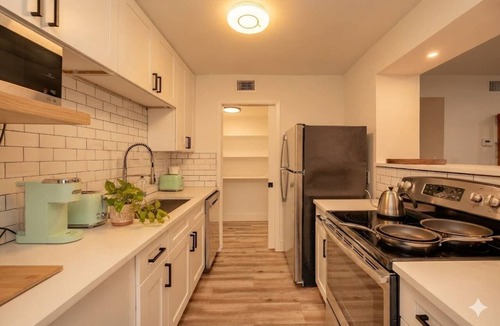 Travis Heights Condo | 1BR Lakefront Condo | Direct Lady Bird Lake Access | Walk to South Congress ❤️