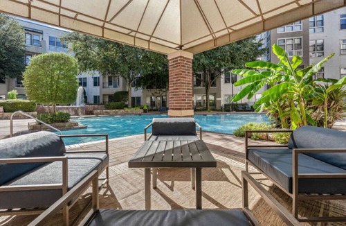Las Colinas Apartment | 1BR Modern Home, WORKERfriendly, Pool&Gym, KINGbed