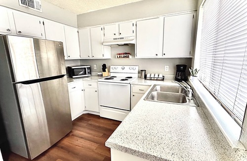 South Arlington House | 2/1.5 Charming Townhome near AT&T w/Fast WiFi & Comfy King Bed