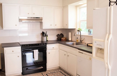 Central Arlington Apartment | 2-bedroom apartment in pleasant Arlington with AC for relaxing stays