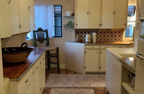 Tucumcari House | 2 bedroom artful Castle in the Heart of Tucumcari! Walk to restaurants & museums
