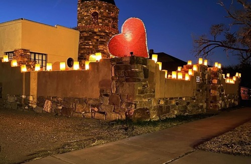 Tucumcari House | 2 bedroom artful Castle in the Heart of Tucumcari! Walk to restaurants & museums