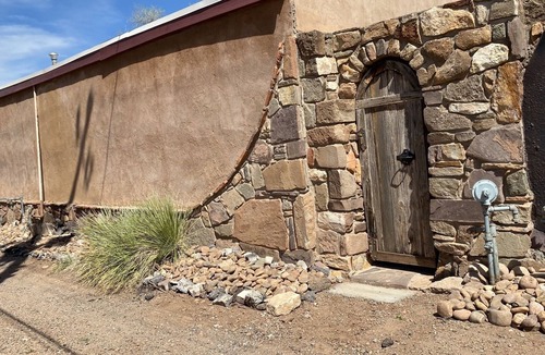Tucumcari House | 2 bedroom artful Castle in the Heart of Tucumcari! Walk to restaurants & museums