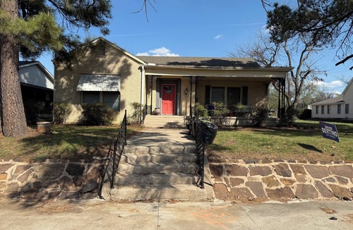 Whitesboro House | 2-bedroom house with AC and WiFi in Whitesboro. With multiple spaces to add beds