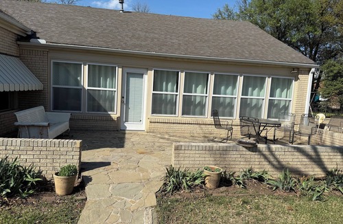 Whitesboro House | 2-bedroom house with AC and WiFi in Whitesboro. With multiple spaces to add beds