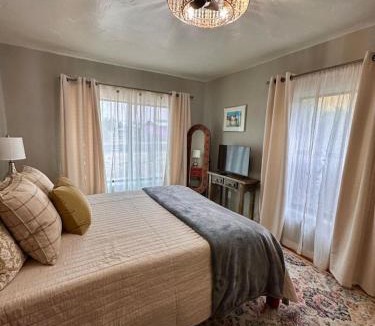 Las Cruces House | 2 bedroom, large fenced yard, 3 mins from farmers market