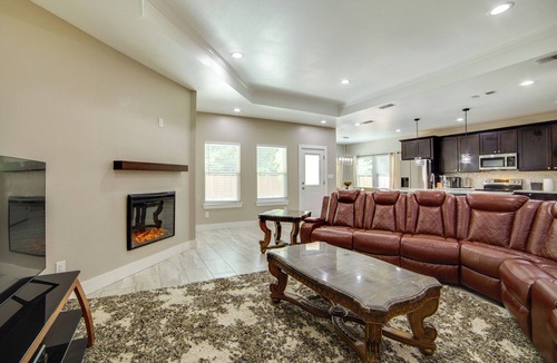South Arlington House | 2 Mi to Dtwn! Bright Arlington Home w/Fenced Yard