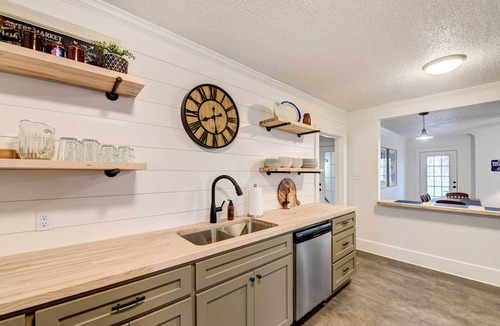 Austin Ave. House | 2 Mi to Magnolia Mkt: Cozy Retreat w/Shared Yard