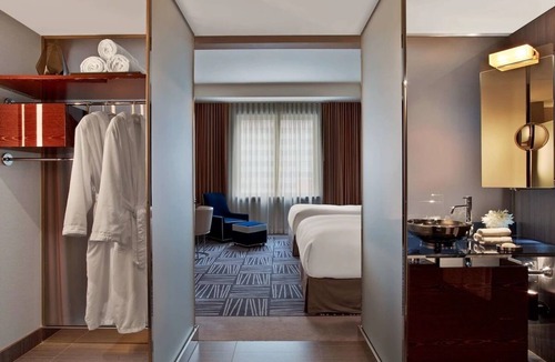 Downtown Dallas Hotel | 2 Modern Double Bed Rooms with Custom Details Near Downtown Dallas Fun