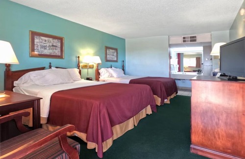 Vega Hotel | 2 Relaxing Budget-Friendly Rooms w/Free Parking, Near Route 66 Restaurants