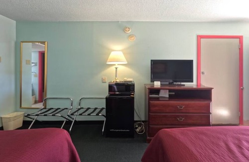 Vega Hotel | 2 Relaxing Budget-Friendly Rooms w/Free Parking, Near Route 66 Restaurants