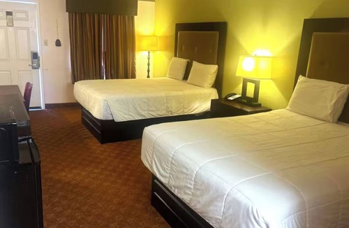 Whitesboro Hotel | 2 Room Stay w/2 Queen Beds Near Cross Timbers Trail - Ideal for Nature Lovers