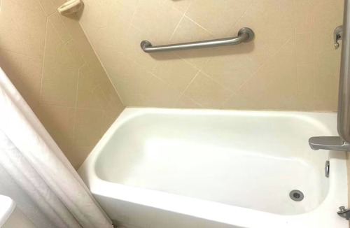 Whitesboro Hotel | 2 Room Stay w/2 Queen Beds Near Cross Timbers Trail - Ideal for Nature Lovers