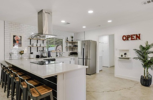 Round Rock House | 20-min Uber to ATX 10-min to Kalahari and Sports Parks 10-min walk to Downtown