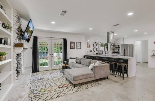Round Rock House | 20-min Uber to ATX 10-min to Kalahari and Sports Parks 10-min walk to Downtown