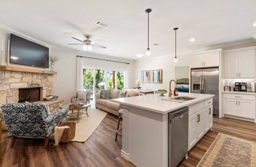 Gun Barrel City House | 24 Guest Lake Front, Hot Tub, Jet Ski, Boat Rental