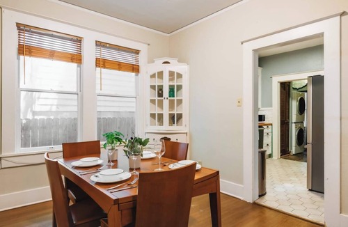 West Campus House | 2BR Historic Victorian Family Townhouse ❤️ Walk to UT & Downtown | Free Parking