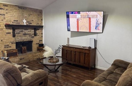 Southwest Arlington House | 3-bedroom house in Arlington, 20 minutes from AT&T Stadium and the Stockyards.