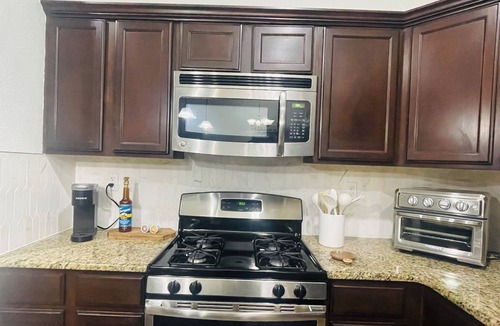 Biggs Field House | 3-bedroom house in El Paso with KING SIZE BED