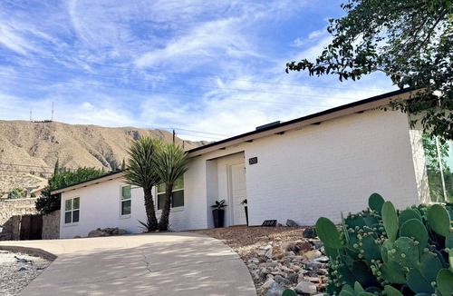 El Paso House | 3-bedroom Mountain View Southwest Retreat in Montecillo-UTEP Area